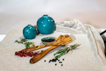 Preview: Pfannenwender mit Löchern – Olivenholz, 30 cm